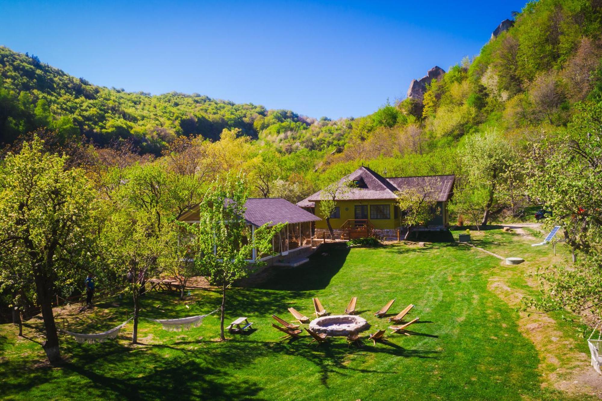 Alunis Retreat Hotel Exterior photo